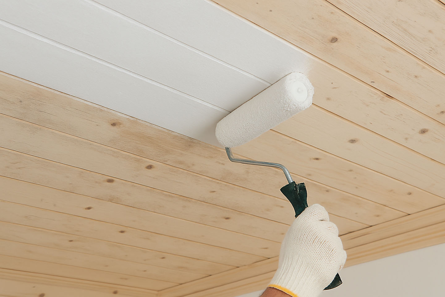 Houten plafond schilderen